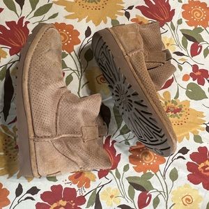 UGG Classic Unlined Mini Perf Boot 1016852 Size 5 Tan 1/2” Heel EUC EU 36 UK 3.5